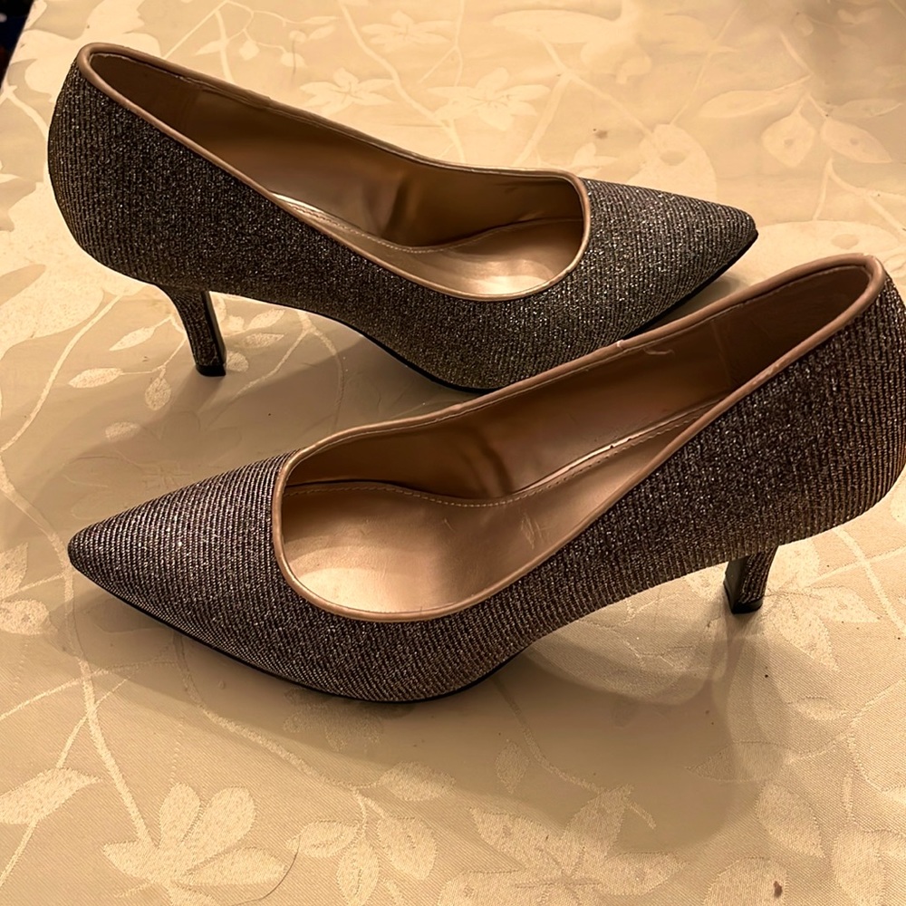 Gold sparkled shoes, 7-1/2